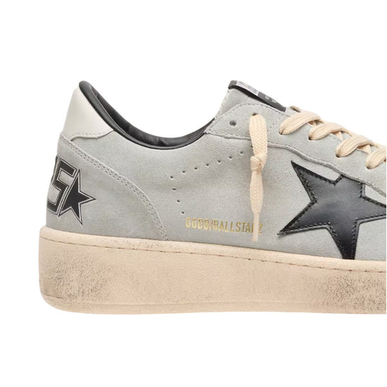 Detail van Golden Goose Ball Star met grijs suède en zwarte leren ster