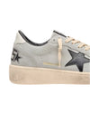 Detail van Golden Goose Ball Star met grijs suède en zwarte leren ster