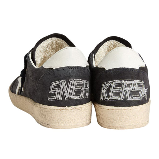 Detail van unisex Golden Goose Ball Star sneaker in donkerblauw en wit
