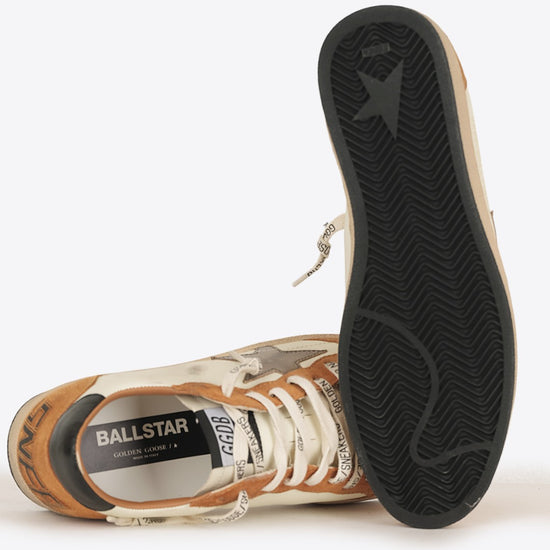 Detail van Golden Goose Ball Star in wit, beige, warmbruin, olijfgroen en zwart