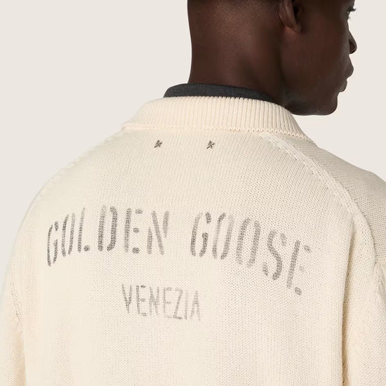 Achterkant van Golden Goose Journey knit polo met Golden Goose Venezia backprint