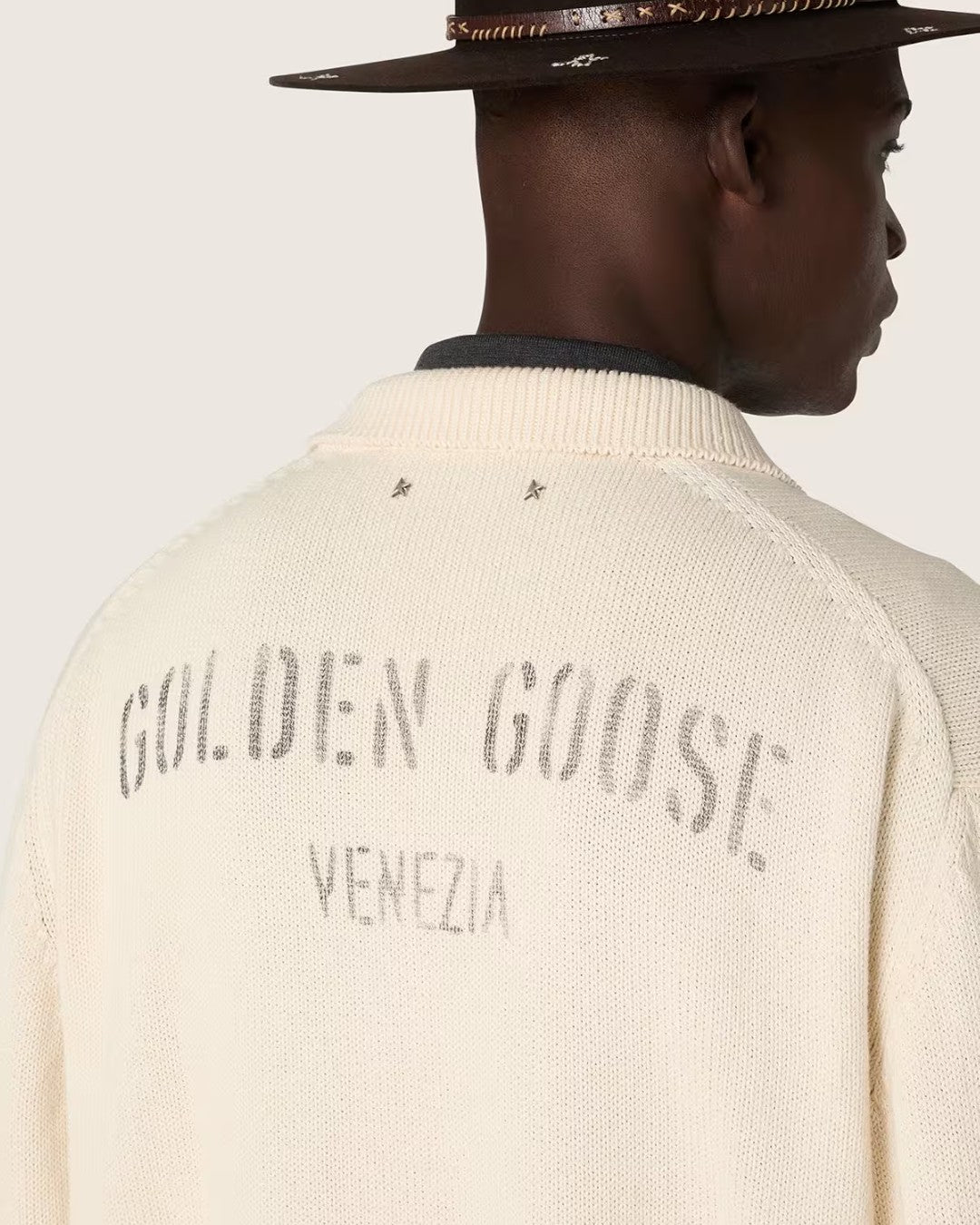 Achterkant van Golden Goose Journey knit polo met Golden Goose Venezia backprint