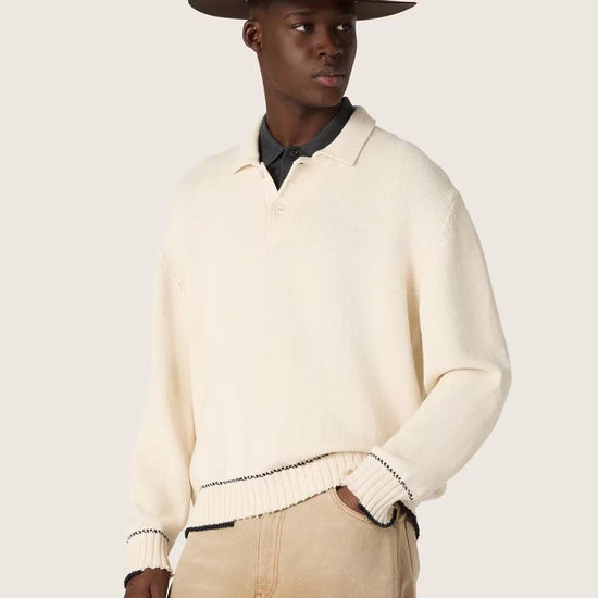 Detail van Golden Goose Journey Rindley knit polo in Heritage White met Venezia backprint en zilverkleurige sterren