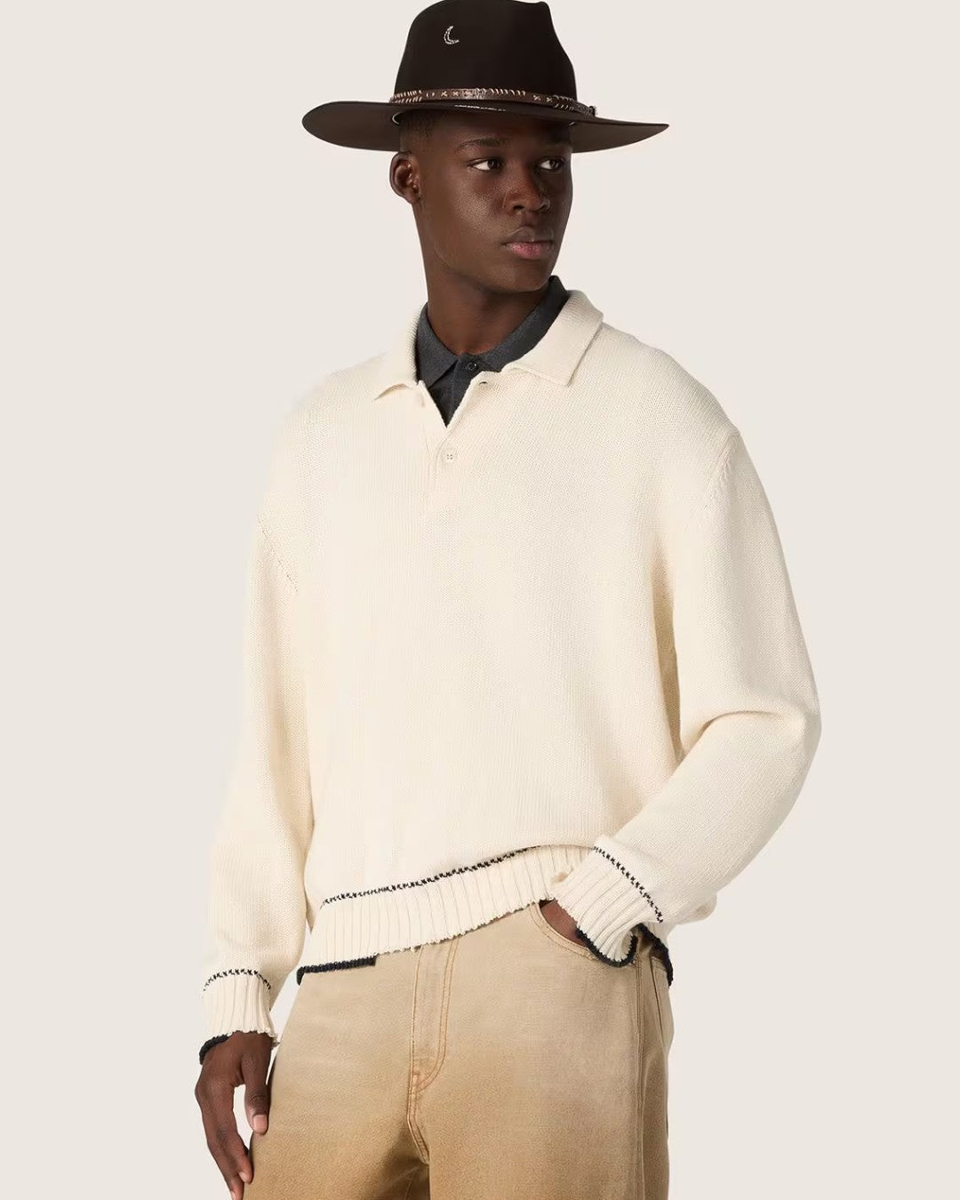 Detail van Golden Goose Journey Rindley knit polo in Heritage White met Venezia backprint en zilverkleurige sterren