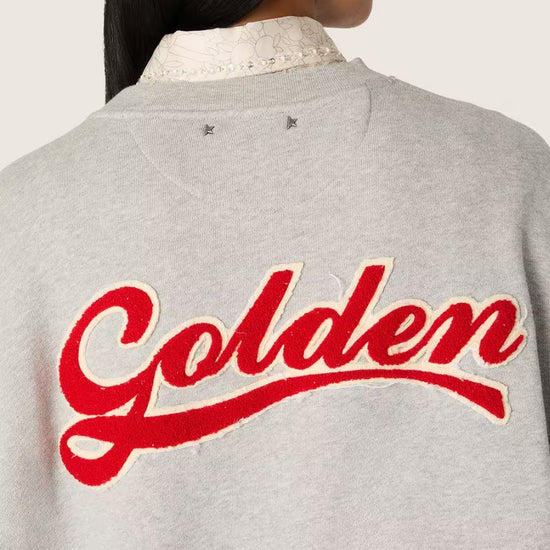 Vrouwelijk model draagt de Golden Goose Journey unisex oversized sweatshirt in grijs melange