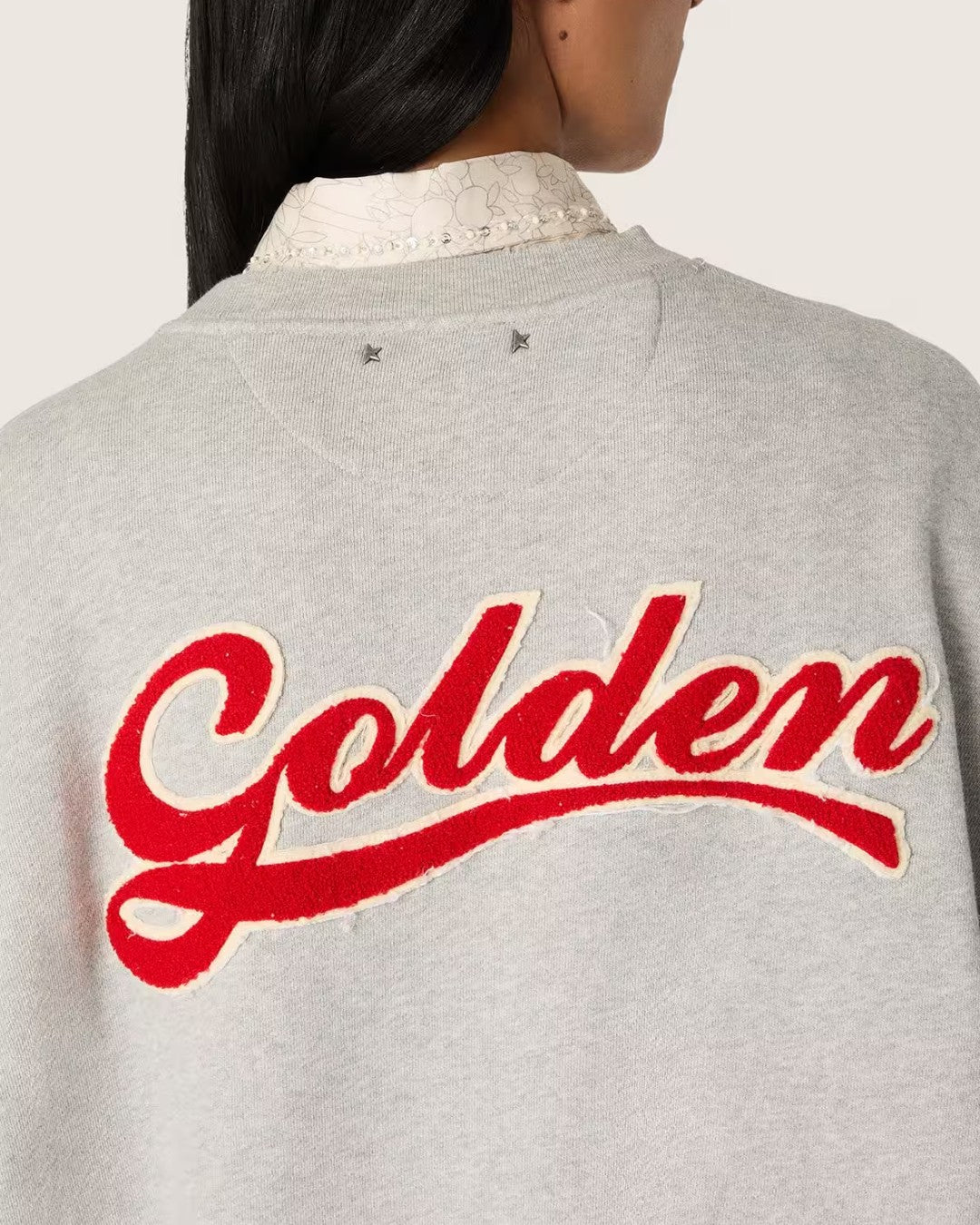 Vrouwelijk model draagt de Golden Goose Journey unisex oversized sweatshirt in grijs melange