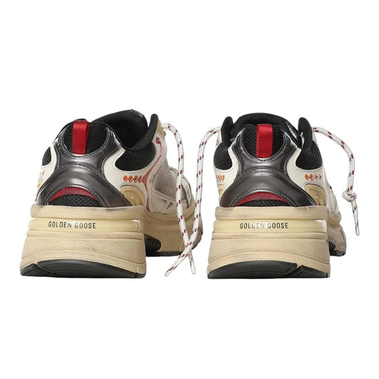 Detail van Golden Goose Lightstar herensneaker met mesh, TPU en gele en rode accenten