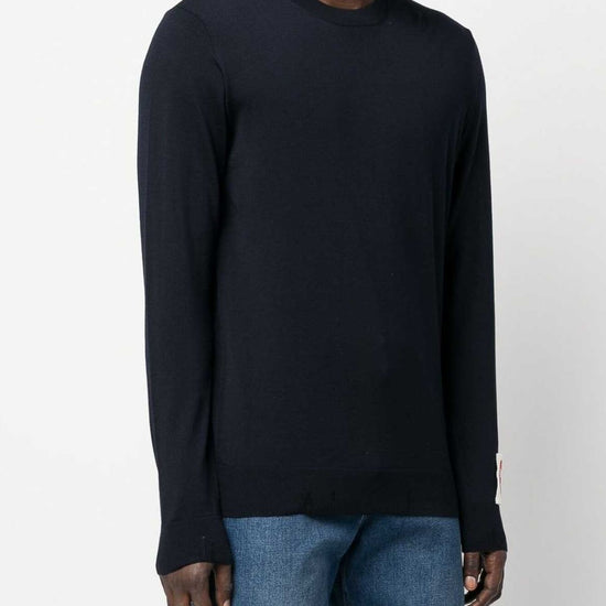 Detail van Golden Goose navy wollen trui met subtiele logo patch bij de hals