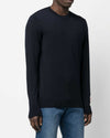 Detail van Golden Goose navy wollen trui met subtiele logo patch bij de hals