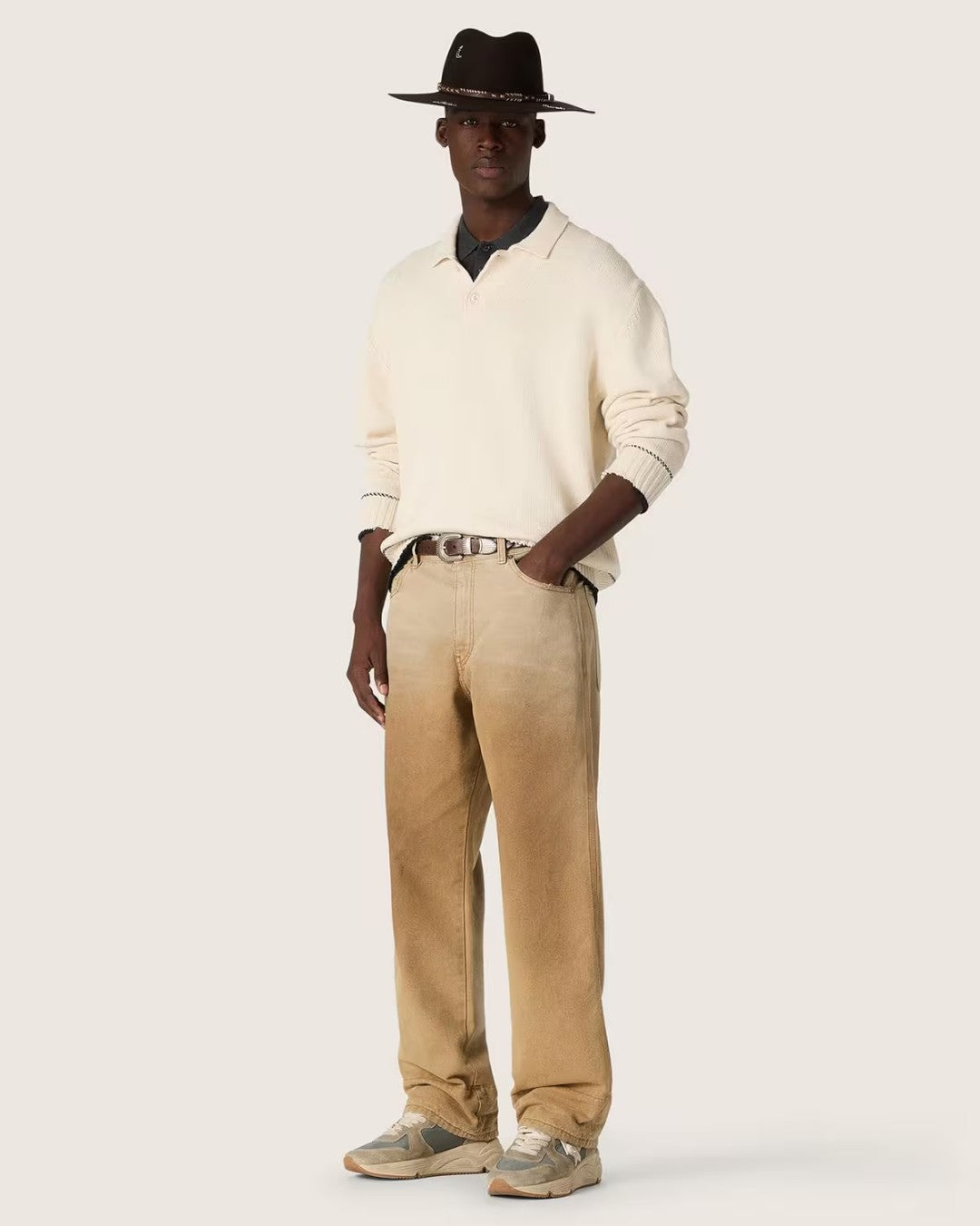 Detail van Golden Goose Rindley polo in Heritage White met gebreide structuur en onafgewerkte afwerking