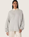 Vrouwelijk model met Golden Goose unisex sweatshirt in grijs melange en geborduurd Golden logo op de rug