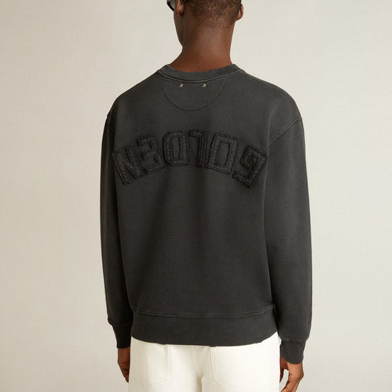 Achterkant van Golden Goose washed black sweatshirt met groot omgekeerd logo