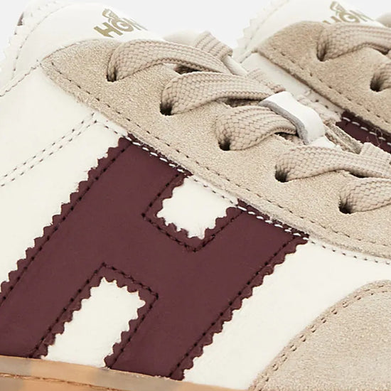 Achterkant van de Hogan Cool sneaker in White Burgundy