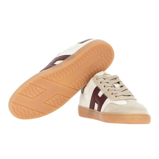 Detail van de witte basis en burgundy accenten op de Hogan Cool sneaker