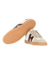 Detail van de witte basis en burgundy accenten op de Hogan Cool sneaker