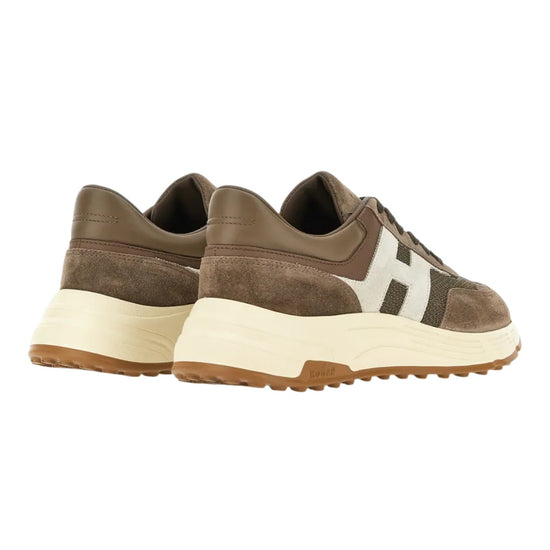 Detail van het Hogan H-logo op de Hyperlight sneaker in Brown Beige Mesh