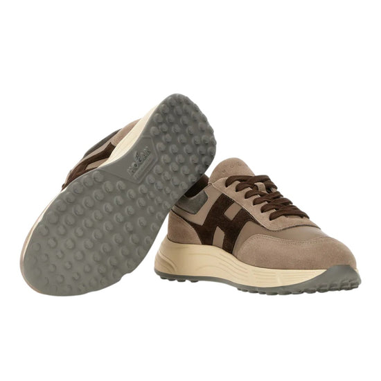 Detail van het suède en de lederen accenten op de Hogan Hyperlight sneaker in Brown