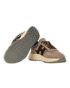 Detail van het suède en de lederen accenten op de Hogan Hyperlight sneaker in Brown