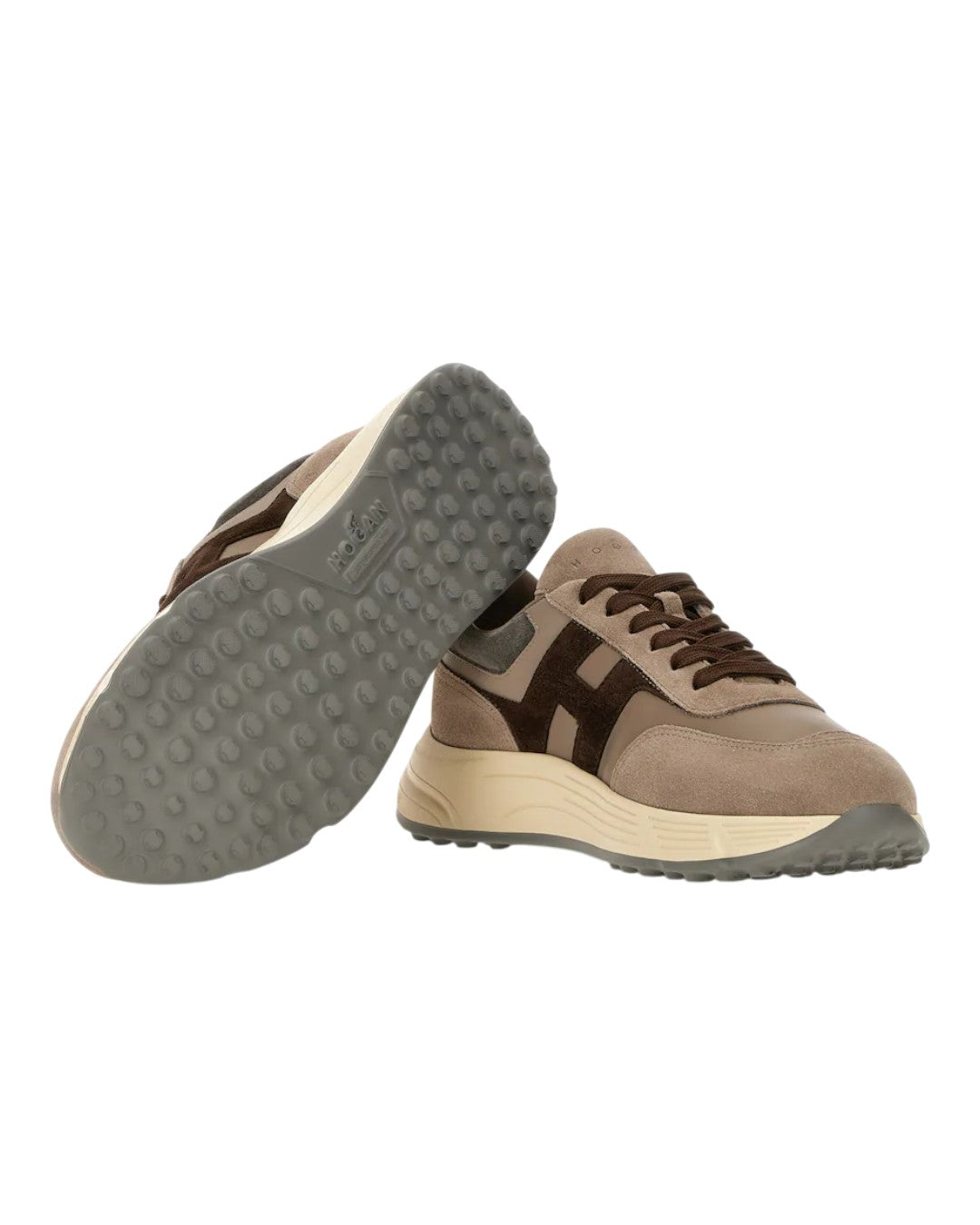 Detail van het suède en de lederen accenten op de Hogan Hyperlight sneaker in Brown