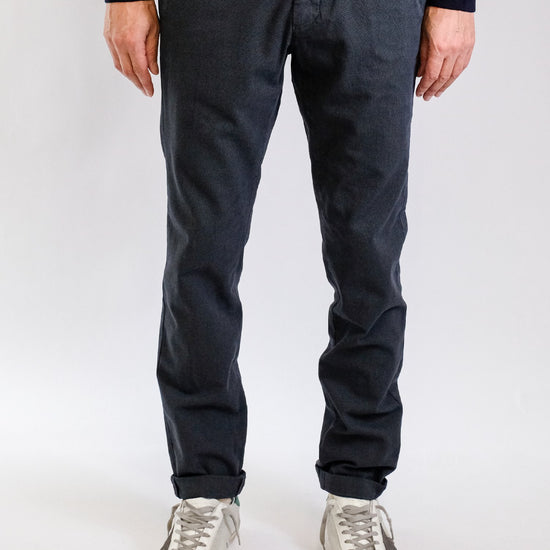 Mason’s Torino navy chino met birdseye structuur en slim fit pasvorm