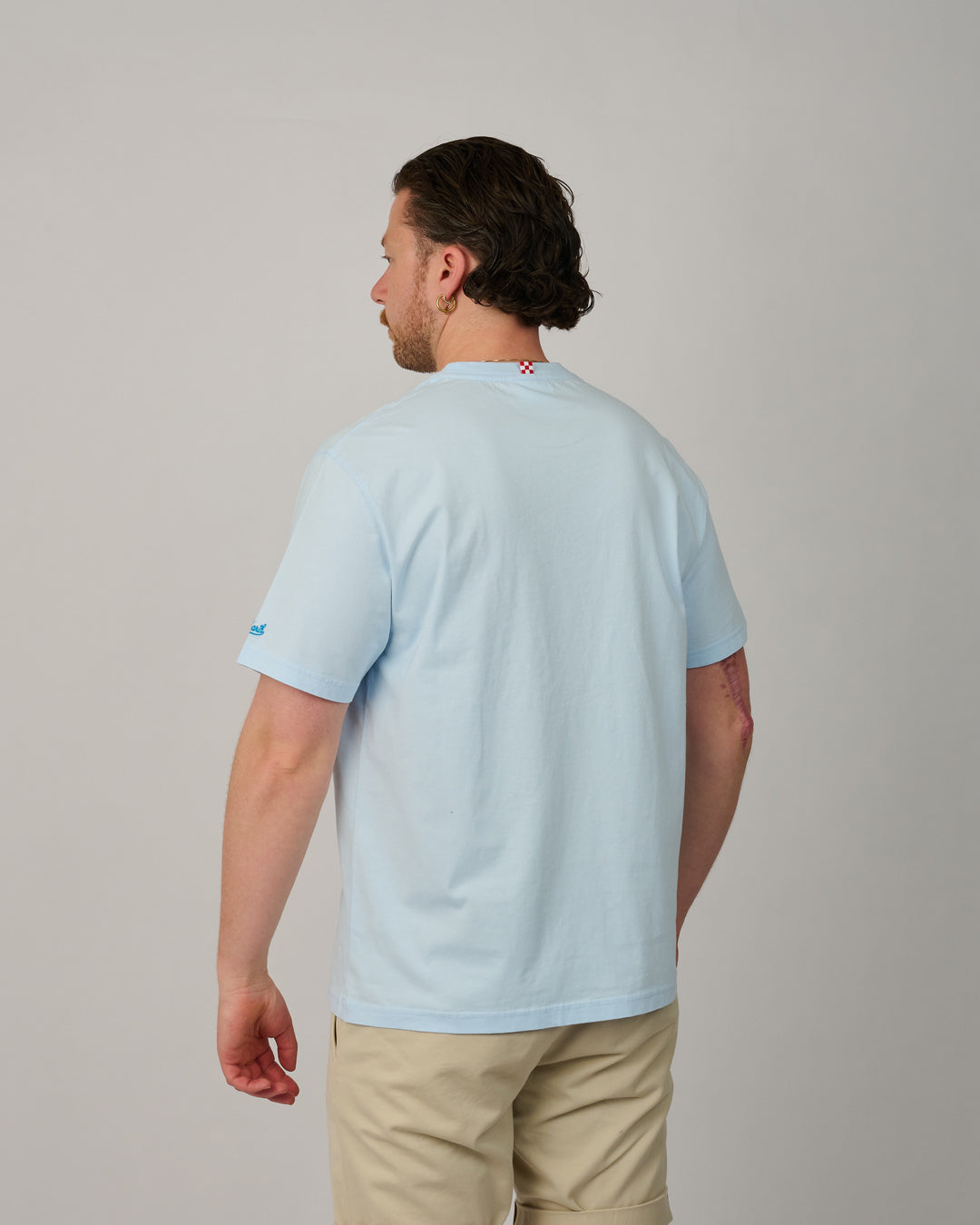 achterkant van MC2 Saint Barth Austin Padel Club heren T-shirt met borstzakje en speelse verborgen print bij Checkpoint Mol