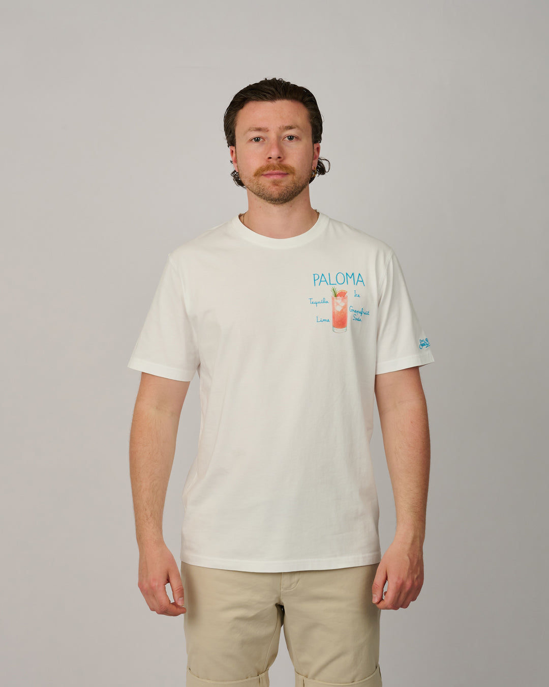 MC2 Saint Barth Portofino Paloma heren T-shirt met cocktailborduurwerk bij Checkpoint Mol op model met beige broek