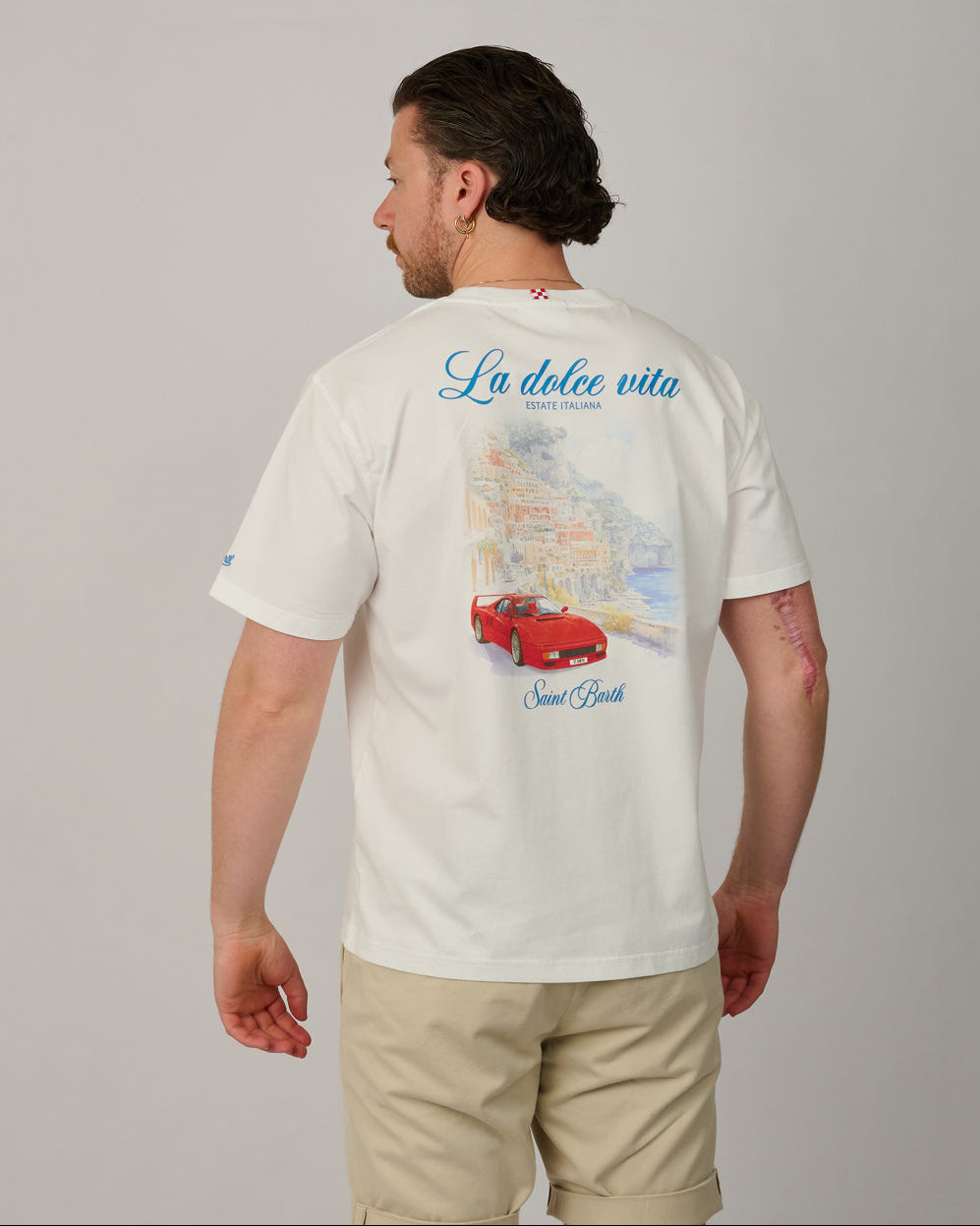 Detail van de rode La Dolce Vita backprint op MC2 Saint Barth T-shirt