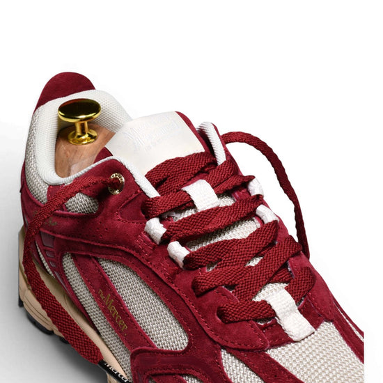 Detail van de Mercer The Re-Run Desert 2.0 Bordeaux sneaker in premium nubuck