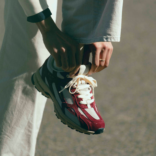 Mercer ME262007-301 Bordeaux sneaker gedragen in een herenoutfit bij Checkpoint Mol