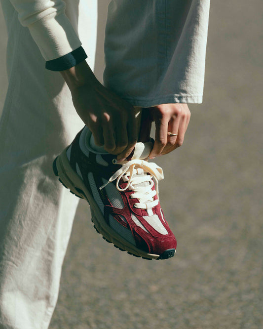 Mercer ME262007-301 Bordeaux sneaker gedragen in een herenoutfit bij Checkpoint Mol