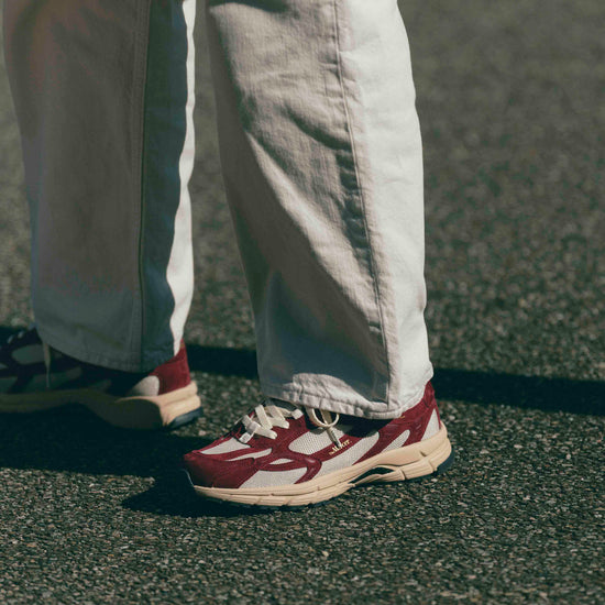 Mercer The Re-Run Desert 2.0 Bordeaux sneaker gecombineerd in een casual outfit