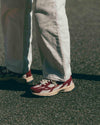 Mercer The Re-Run Desert 2.0 Bordeaux sneaker gecombineerd in een casual outfit