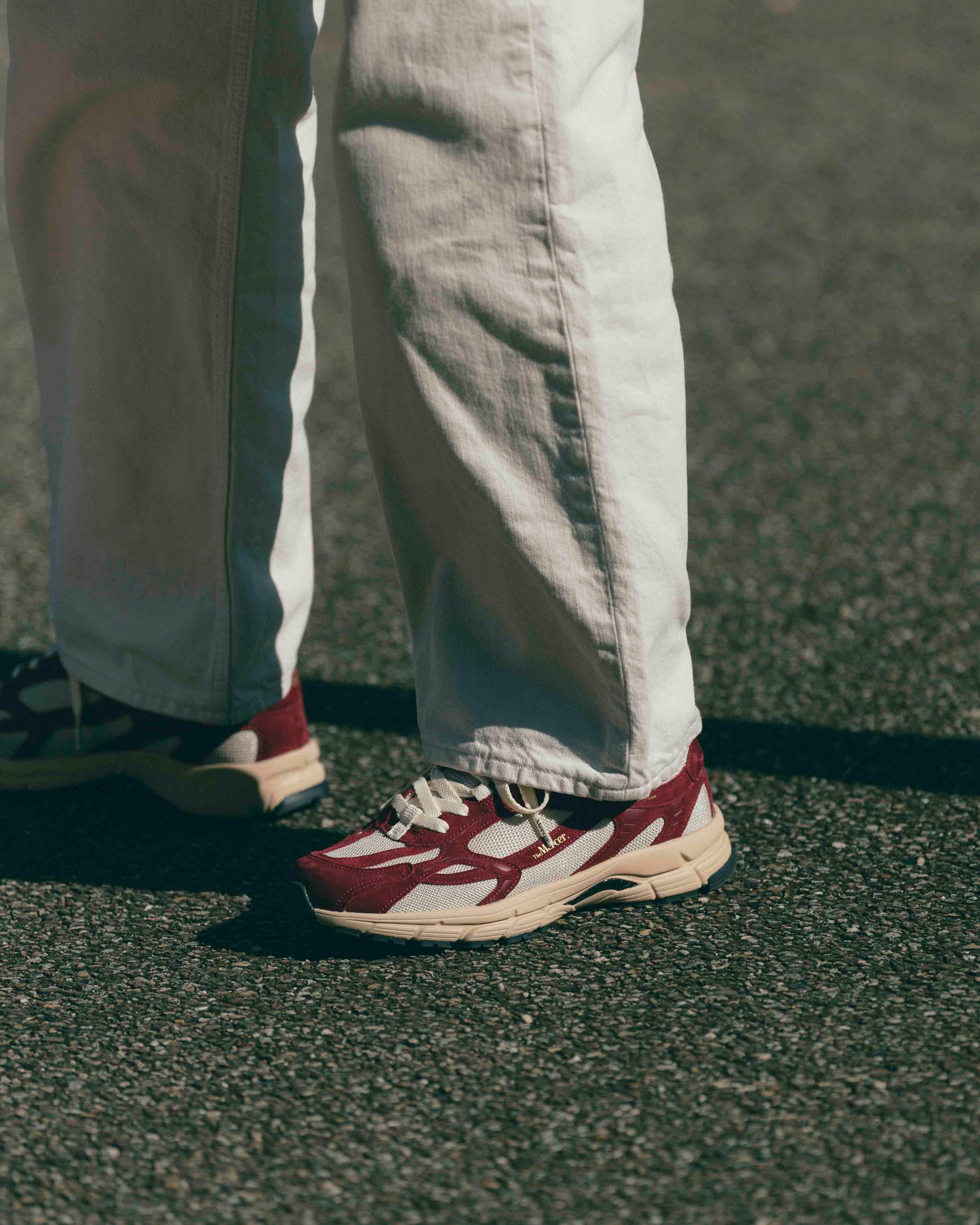 Mercer The Re-Run Desert 2.0 Bordeaux sneaker gecombineerd in een casual outfit