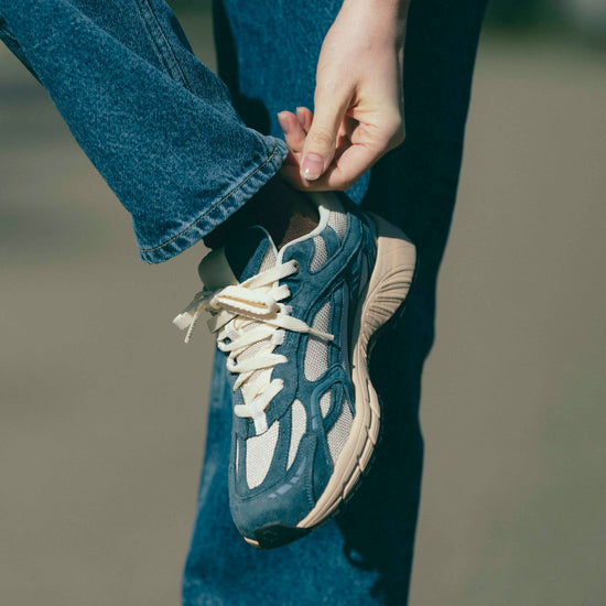 Mercer ME262007-655 Blue/Blue sneaker gedragen onder een jeans  bij Checkpoint Mol