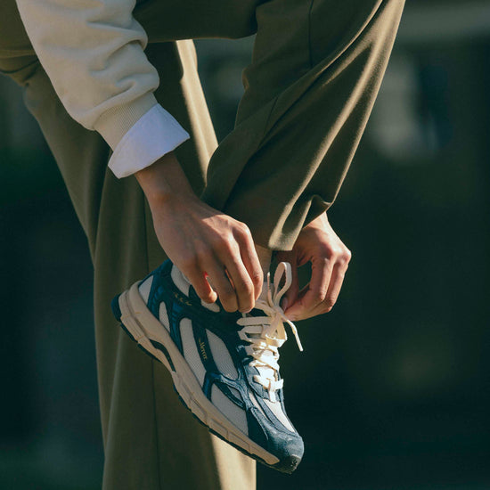 Mercer The Re-Run Desert 2.0 Blue/Blue sneaker gecombineerd in een casual outfit, productcode ME262007-655 bij Checkpoint Mol