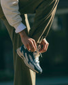 Mercer The Re-Run Desert 2.0 Blue/Blue sneaker gecombineerd in een casual outfit, productcode ME262007-655 bij Checkpoint Mol