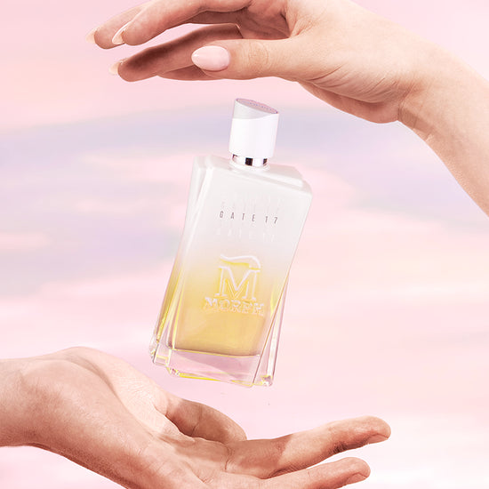 Morph Gate 17 Eau de Parfum flacon in handen  met frisse sfeer en roze achtergrond