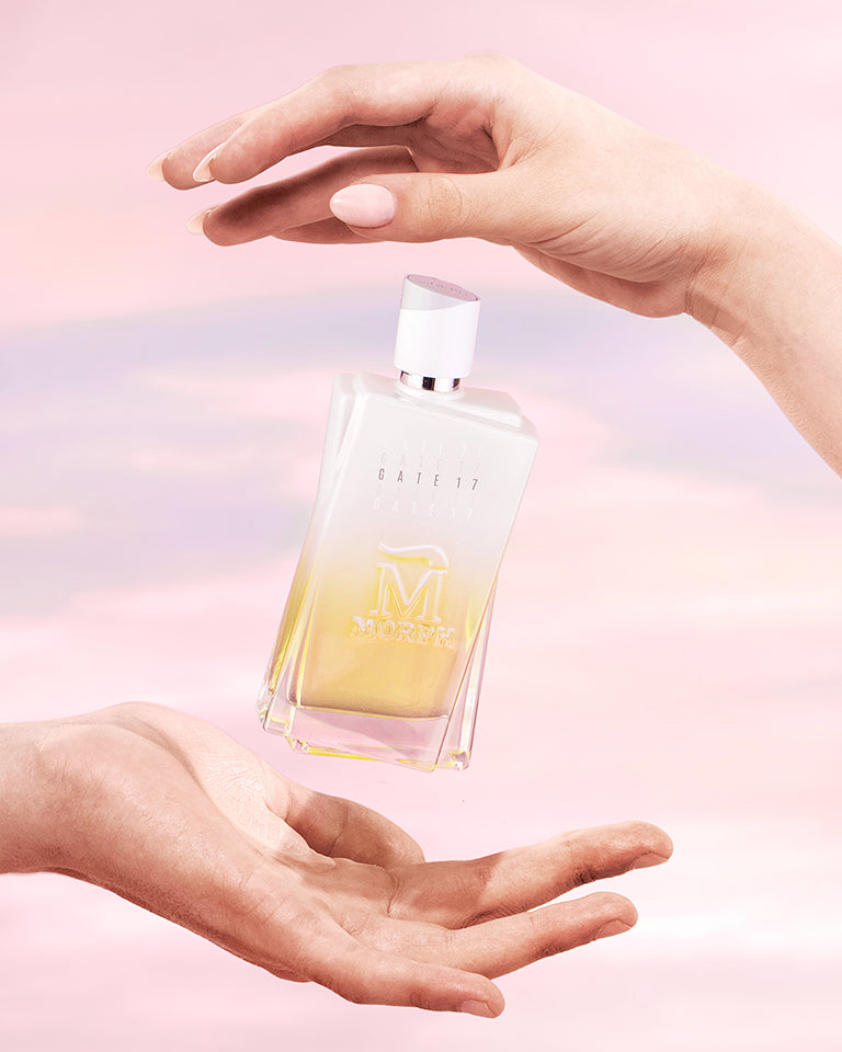 Morph Gate 17 Eau de Parfum flacon in handen  met frisse sfeer en roze achtergrond