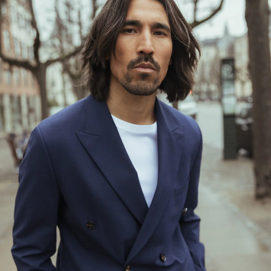 Mos Mosh Gallery Lui Blazer met witte tshirt in een straat
