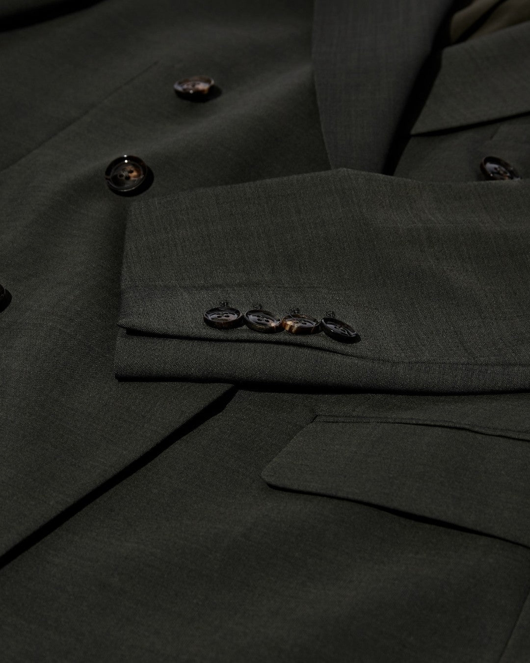 Detail van de Mos Mosh Gallery Lui Dynamic Luxe DB Blazer in Dark Green met soepele stretchkwaliteit
