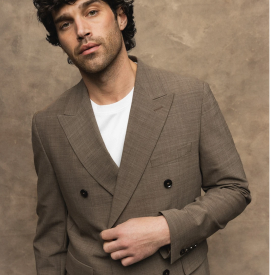 MOS MOSH Gallery Lui Dynamic Luxe DB Blazer Falcon Beige gedragen met wit T-shirt bij Checkpoint Mol