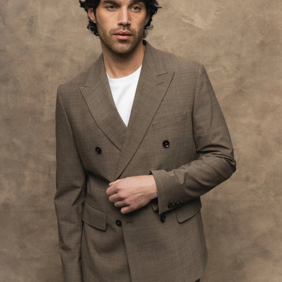MOS MOSH Gallery Lui Dynamic Luxe Double Breasted Blazer Falcon Beige gedragen met wit T-shirt bij Checkpoint Mol