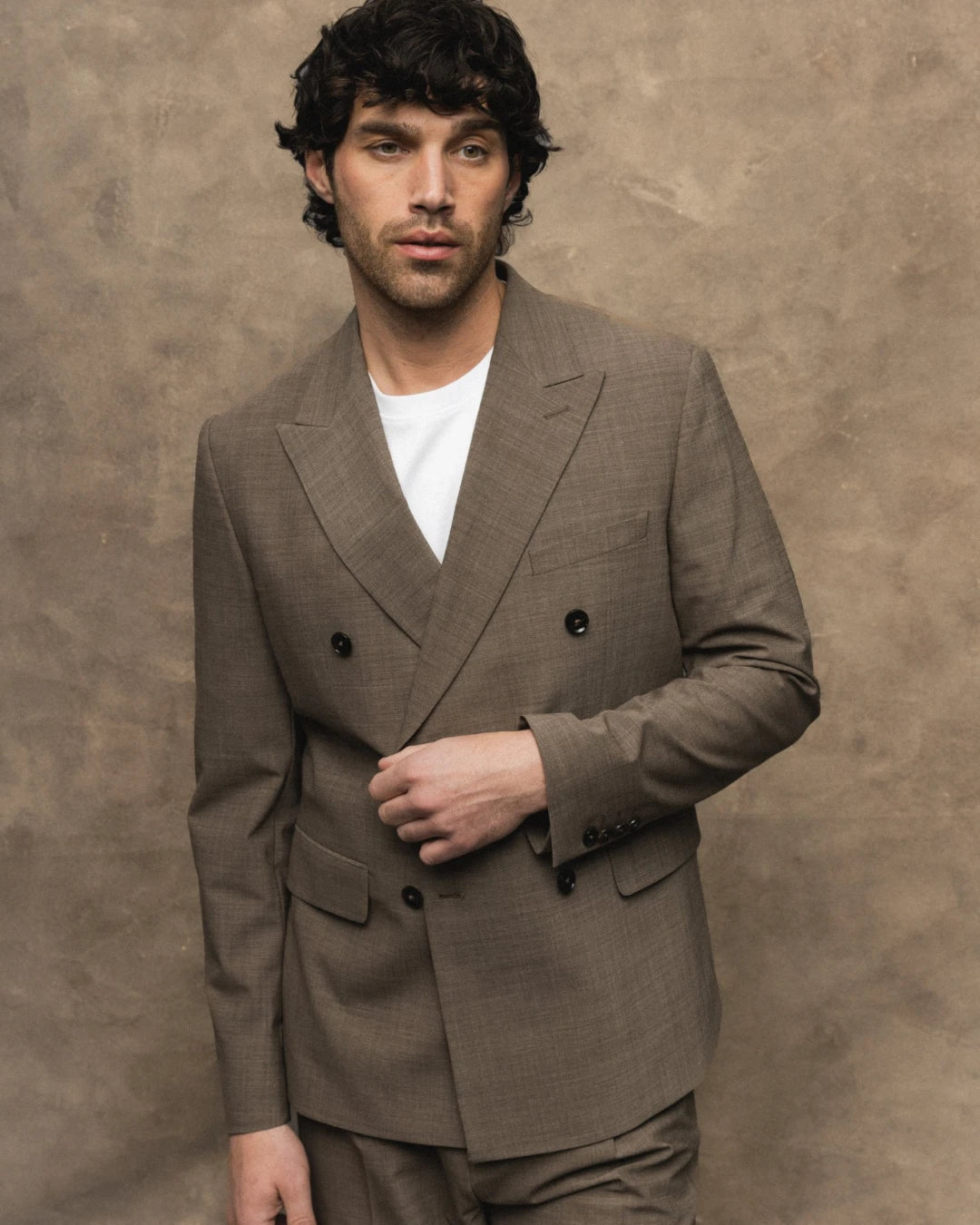 MOS MOSH Gallery Lui Dynamic Luxe Double Breasted Blazer Falcon Beige gedragen met wit T-shirt bij Checkpoint Mol