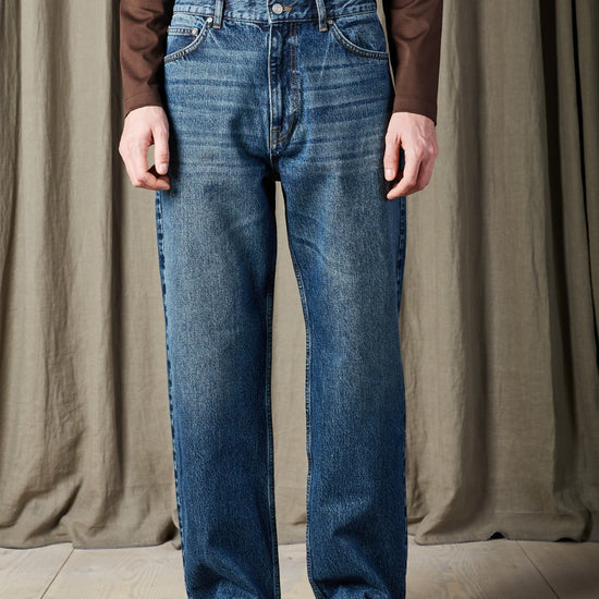 NN.07 Otis stonewashed jeans met relaxed fit en rechte pijp in blauw denim achter gordijn front