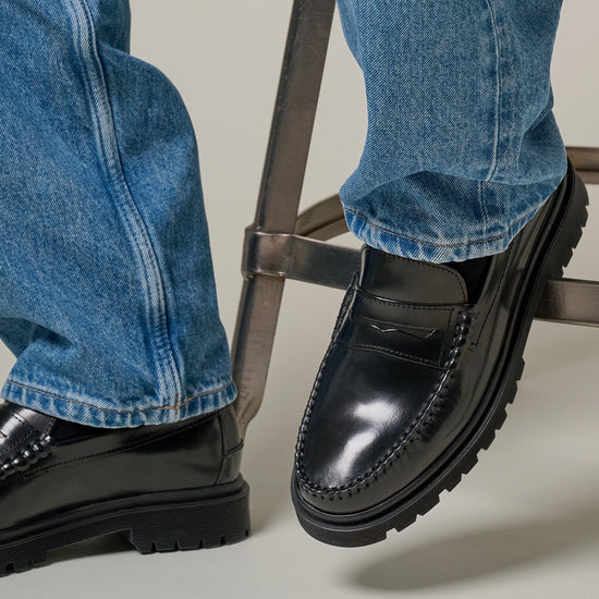 detail van Geprofileerde rubberzool van de zwarte Austin loafer playboy shoes bij checkpoint
