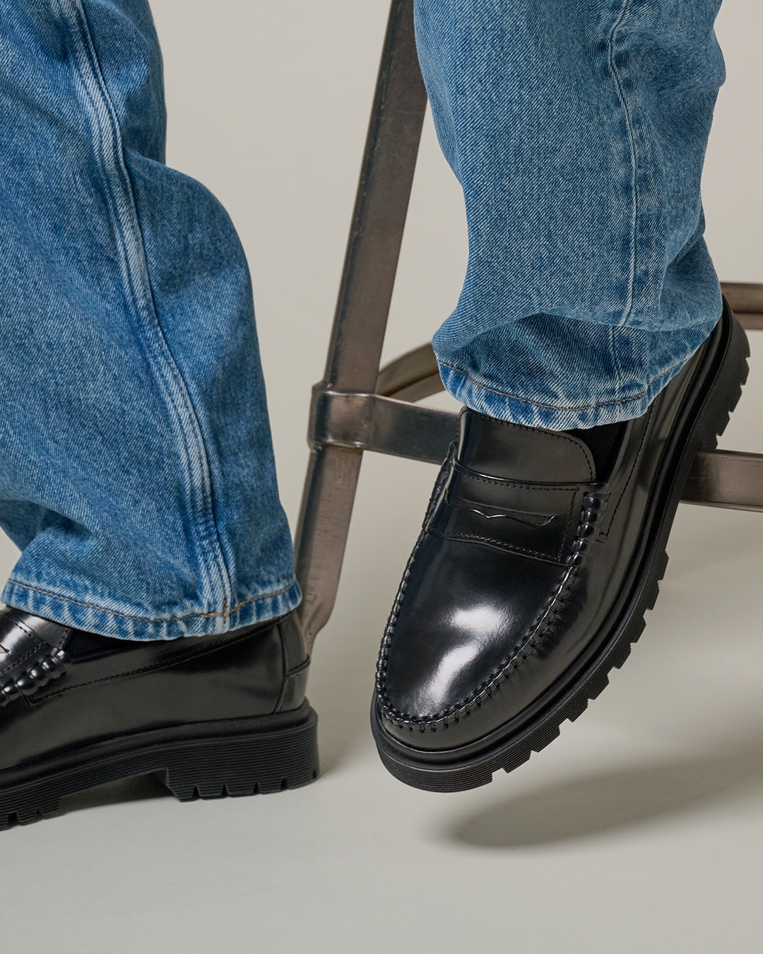 detail van Geprofileerde rubberzool van de zwarte Austin loafer playboy shoes bij checkpoint