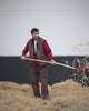Bruine sherpa bodywarmer over een bordeaux laag met bruine broek tussen het stro op Begijnhoeve in Mol-Postel.