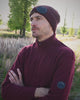 Bordeaux halfzip met lensdetail en bijpassende goggle beanie tussen het groen op Begijnhoeve in Mol-Postel.