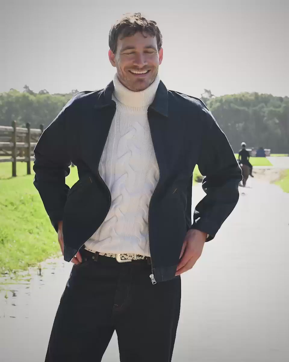 Donker indigo overshirt en jeans met lichte knitwear op het pad langs de paddock op Begijnhoeve in Mol-Postel.