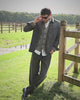 Donker denim overshirt en bijpassende broek met een gebreide cardigan aan de paddock op Begijnhoeve in Mol-Postel.